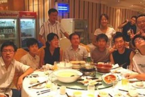 Đi họp lớp, bạn học giàu liên tục khoe khoang, về đến nhà thì mất công việc lương 1 tỷ: Sai lầm cay đắng ai cũng dễ mắc phải
