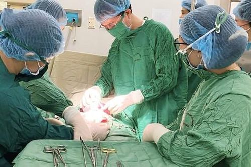Cứu sống sản phụ phong huyết tử cung rau kèm rối loạn đông máu nặng