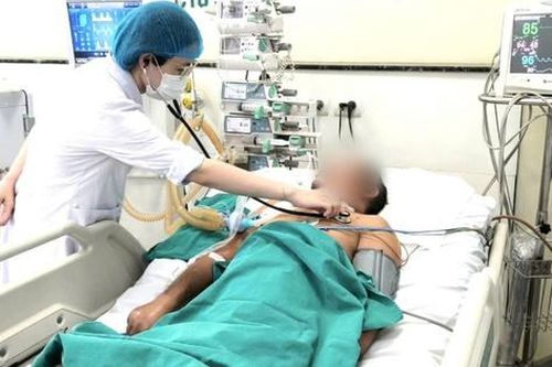 Ngã vào gốc cây mục, người đàn ông co giật, sùi bọt mép phải nhập viện