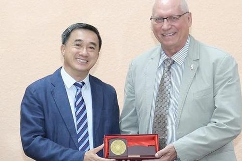Thứ trưởng Bộ Y tế và Giáo sư hàng đầu thế giới trao đổi về giải pháp phòng chống đột quỵ ở Việt Nam