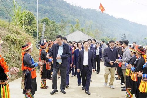 Tặng nhà Đại đoàn kết cho người nghèo ở Bắc Kạn
