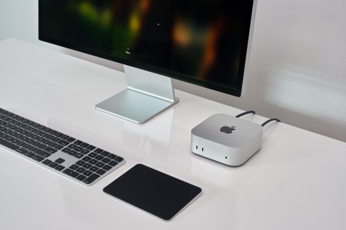 Mở hộp máy tính nhỏ nhất của Apple tại Việt Nam