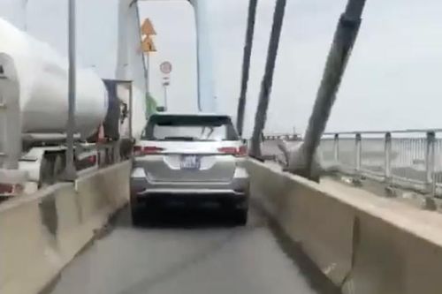 Tước bằng lái tạm thời với tài xế xe biển xanh chạy vào làn xe máy