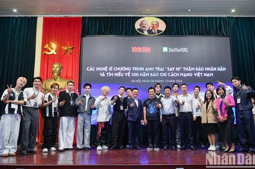 Đoàn nghệ sĩ 'Anh trai say hi' thăm và giao lưu tại Báo Nhân Dân