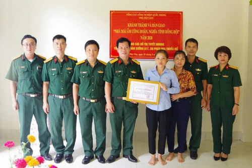 Ấm áp 'gia đình pháo hoa'