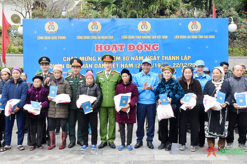 Ban Công đoàn Quốc phòng trao quà tặng gia đình chính sách tại tỉnh Cao Bằng