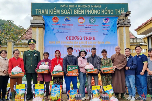 Bộ đội Biên phòng tỉnh Thừa Thiên Huế: Phối hợp trao nhiều phần quà tặng nhân dân hai bên biên giới Việt Nam-Lào