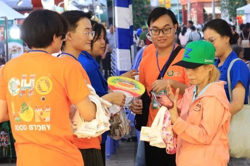 Bạn trẻ xếp hàng mua sắm tại Lễ hội ẩm thực 'Chợ Lớn Food Story' ngay ngày đầu khai mạc