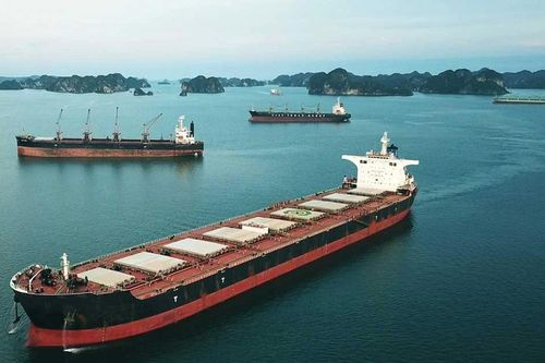 Đắm tàu chở khách trên vịnh Bái Tử Long, 2 người mất tích