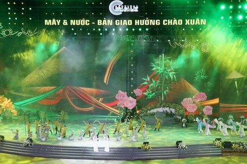 Biển người theo dõi chương trình nghệ thuật 'Mây và nước – Bản giao hưởng chào xuân' tại Đà Lạt