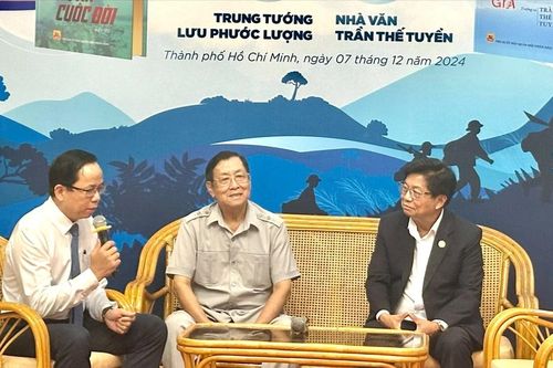 Trung tướng Lưu Phước Lượng và nhà thơ Trần Thế Tuyển cùng ra mắt sách