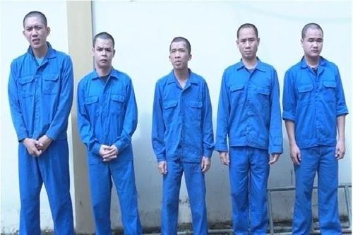 Bắt nhóm đối tượng dùng hung khí chặn đường thu tiền 'bảo kê'
