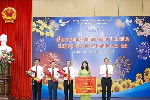 Sở GD&ĐT tỉnh An Giang 3 năm liền được nhận cờ thi đua của Bộ