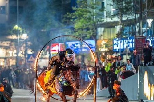 Người dân Hạ Long thích thú xem cảnh sát cơ động trình diễn cưỡi ngựa điêu luyện