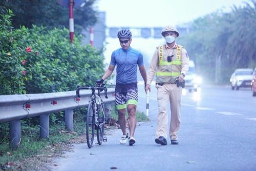 CSGT 'chốt' từ sáng sớm, nhiều cua-rơ không dám biến đường 80km/h thành nơi tập thể dục