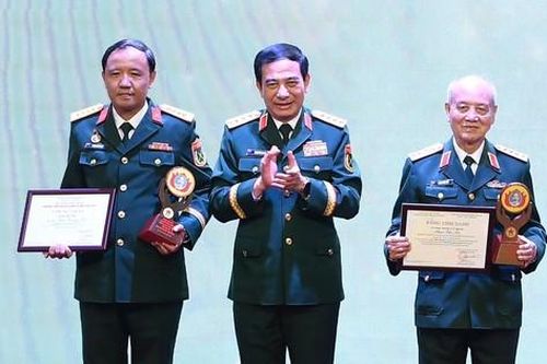 Tôn vinh những tấm gương bình dị mà cao quý