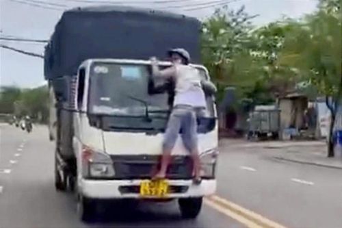 Bắt tài xế lái xe tải lao vun vút trên đường dù có người bám kính chắn gió