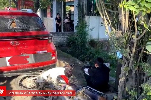Xe máy tông vỡ kính xe ô tô đỗ ven đường: 'Phải trái đúng sai' thế nào?