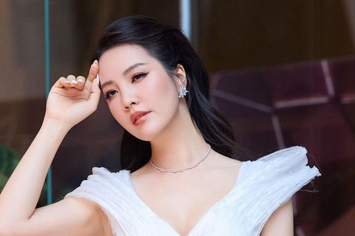 Á hậu Thụy Vân lựa chọn 100 bộ trang phục để dẫn một sự kiện
