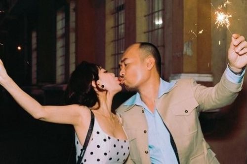 Thu Trang hôn Tiến Luật giữa phố, ra Hà Nội xem concert 'Anh trai' ủng hộ chồng