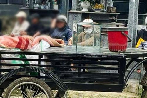 Phát hiện thi thể người đàn ông bọc kín chăn bông trên thùng xe lôi