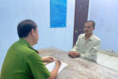 Bắt tài xế xe tải lao vun vút trên đường dù có người bám kính chắn gió