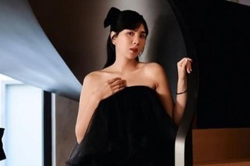 MC Mai Ngọc quyến rũ sau tin có tình mới, Hương Giang lưng trần sexy
