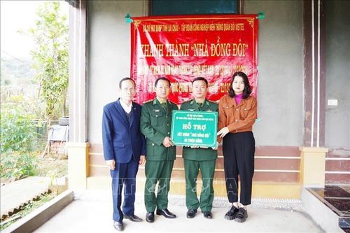 Bàn giao 'Nhà đồng đội' tặng quân nhân khó khăn