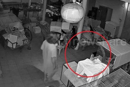 Người phụ nữ bị thứ đáng sợ lao ra tấn công trong đêm