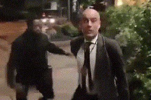 HLV Pep Guardiola nổi giận, suýt va chạm với CĐV