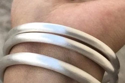 Vòng tay bạc nên đeo tay nào? Đáp án thật sự khiến bạn không ngờ tới