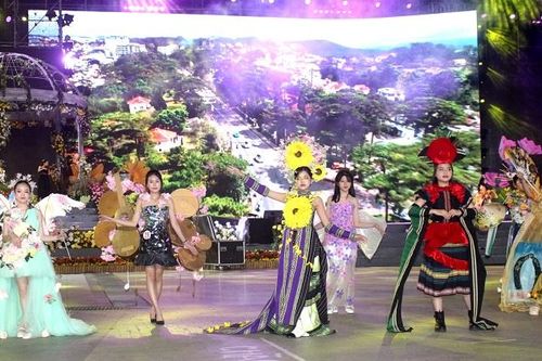 Đà Lạt rực rỡ sắc màu và âm nhạc trong đêm Canaval 'Hoa và Di sản'