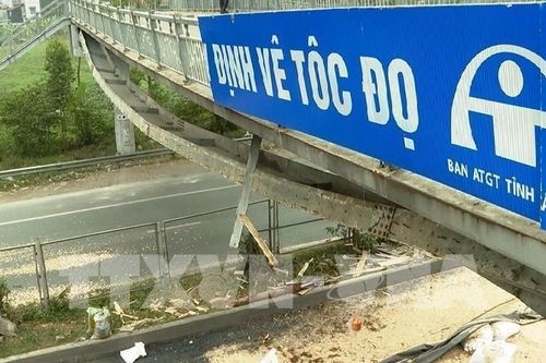 Phân luồng giao thông trên Quốc lộ 18 do cầu vượt dân sinh bị hư hỏng nặng