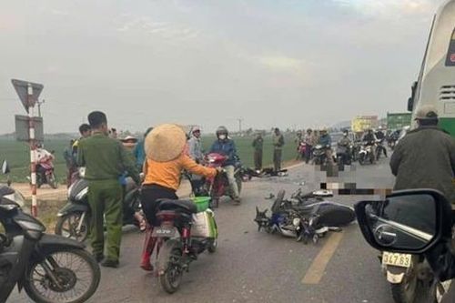 Hai nam sinh 15 tuổi lái xe vượt ẩu tông trực diện vào 1 xe máy khác gây thương vong