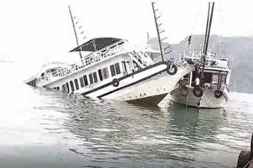 Chìm tàu khách ở vịnh Bái Tử Long, nhiều người gặp nạn