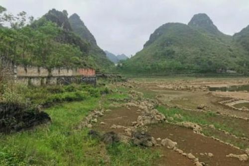 Sau tiếng nổ vang trời, hồ nước trăm mẫu đột ngột cạn khô khiến dân làng ngỡ ngàng