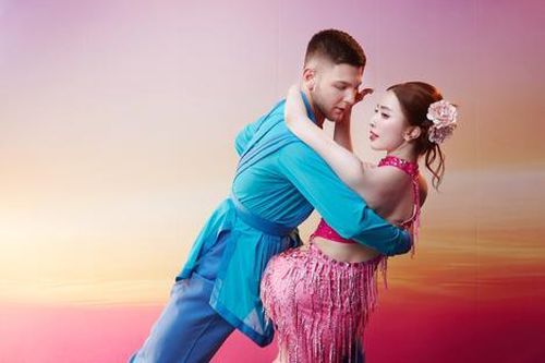 'Cá sấu chúa' Quỳnh Nga rơi nước mắt ở Bước Nhảy Hoàn Vũ