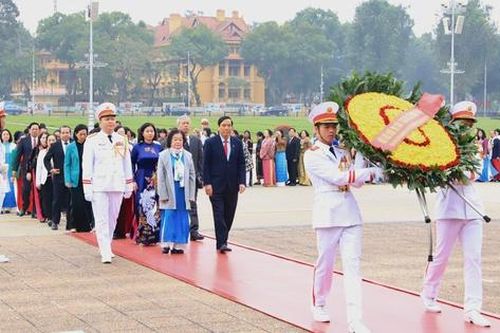 Đoàn đại biểu phụ nữ cao tuổi tiêu biểu toàn quốc viếng Lăng Chủ tịch Hồ Chí Minh