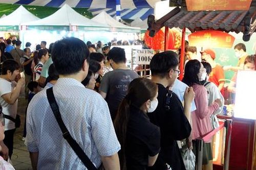 Thực khách xếp hàng thưởng thức các món ngon tại Lễ hội ẩm thực Chợ Lớn