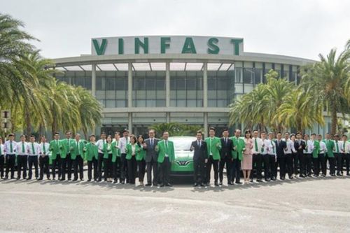 Pha quay xe của taxi Mai Linh với xe điện