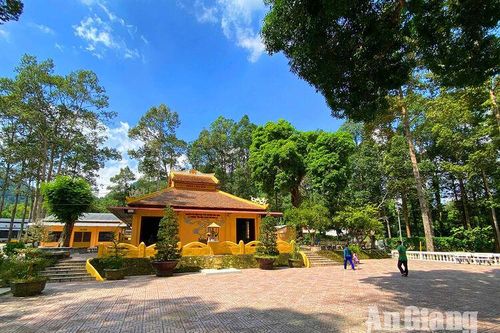 Chiêm ngưỡng nhiều cảnh 'độc, lạ' ở chùa Linh Sơn