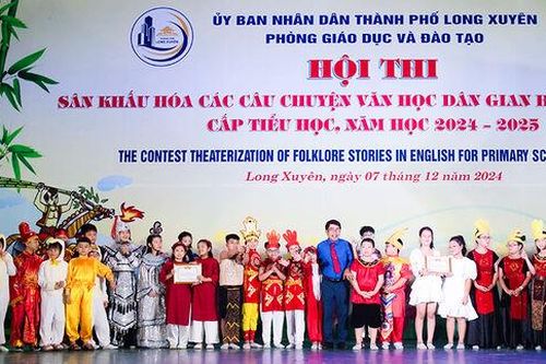 Trao giải Hội thi sân khấu hóa các câu chuyện văn học dân gian bằng tiếng Anh cấp tiểu học