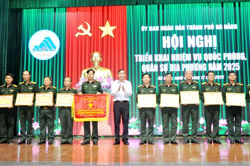 Giữ vững quốc phòng an ninh, xây dựng khu vực phòng thủ thành phố vững chắc
