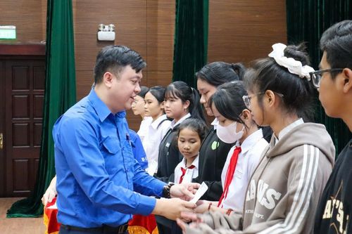 289 học sinh, sinh viên thành phố nhận học bổng Vingroup