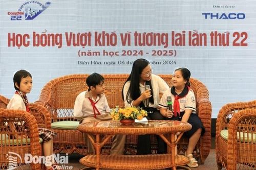 Không lẻ loi trên con đường đến trường...