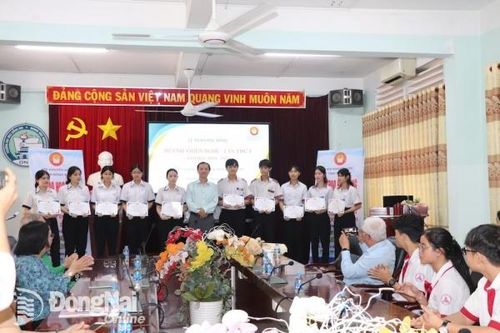 Trao 30 suất học bổng Huỳnh Thiện Nghệ