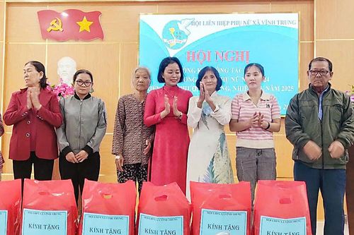 Trao quà và học bổng cho học sinh, phụ nữ khó khăn