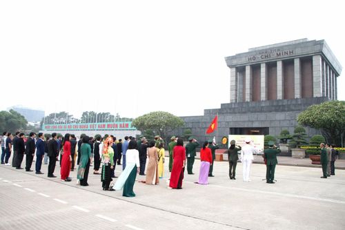 Đoàn đại biểu tỉnh Lai Châu báo công dâng Bác và vào Lăng viếng Chủ tịch Hồ Chí Minh