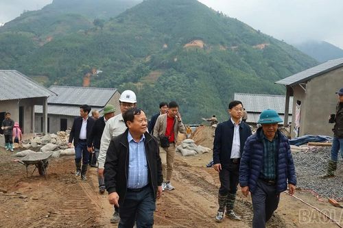 Phó Chủ tịch UBND tỉnh Nguyễn Trọng Hài làm việc với lãnh đạo Tập đoàn Dầu khí về tiến độ khu tái thiết thôn Kho Vàng