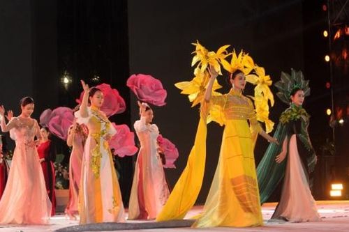 Rực rỡ muôn màu Canaval đường phố 'Hoa và di sản'